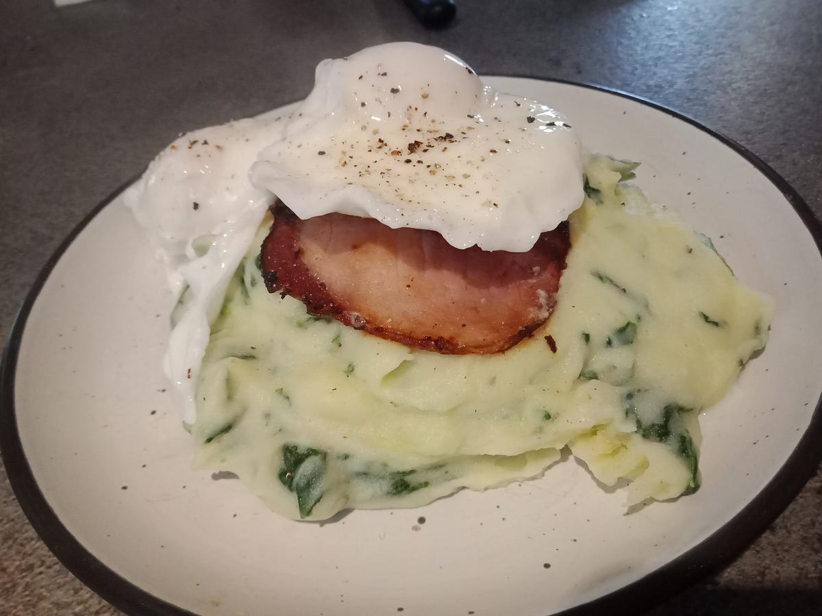 spinach mashed potatoes with bacon and poached eggs