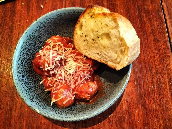 what to serve with italian meatballs: garlic bread