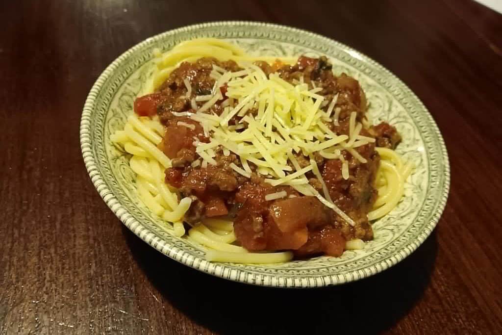 spaghetti bolognese with fresh tomatoes